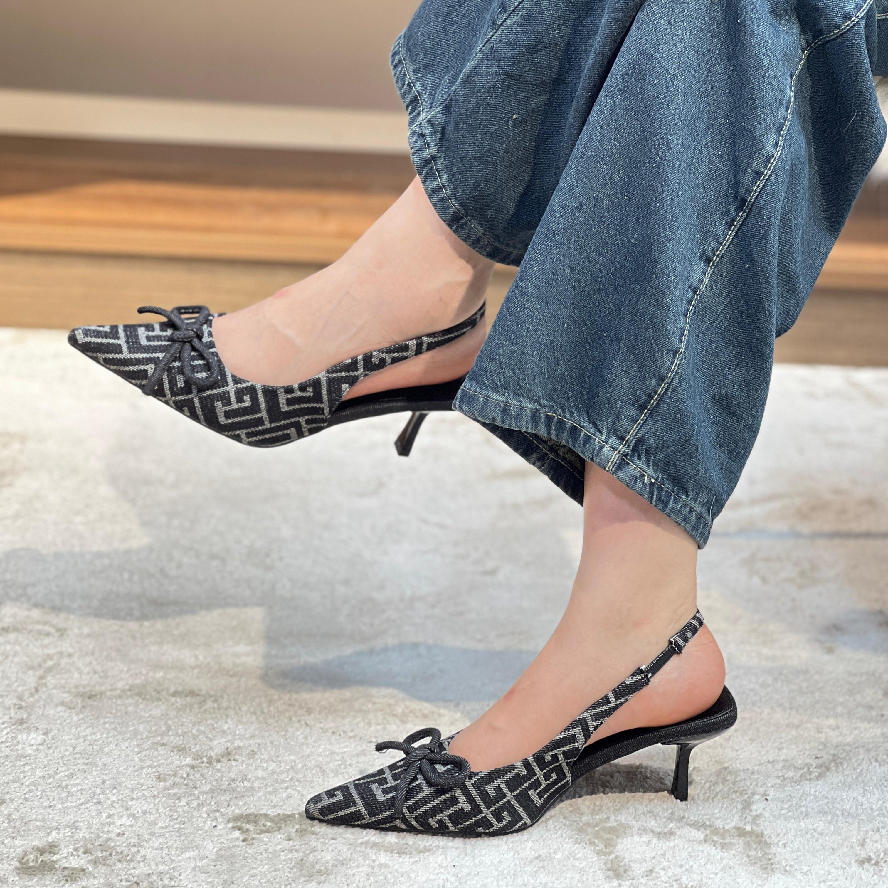 Escarpins ouverts avec petit talon et nœud décoratif