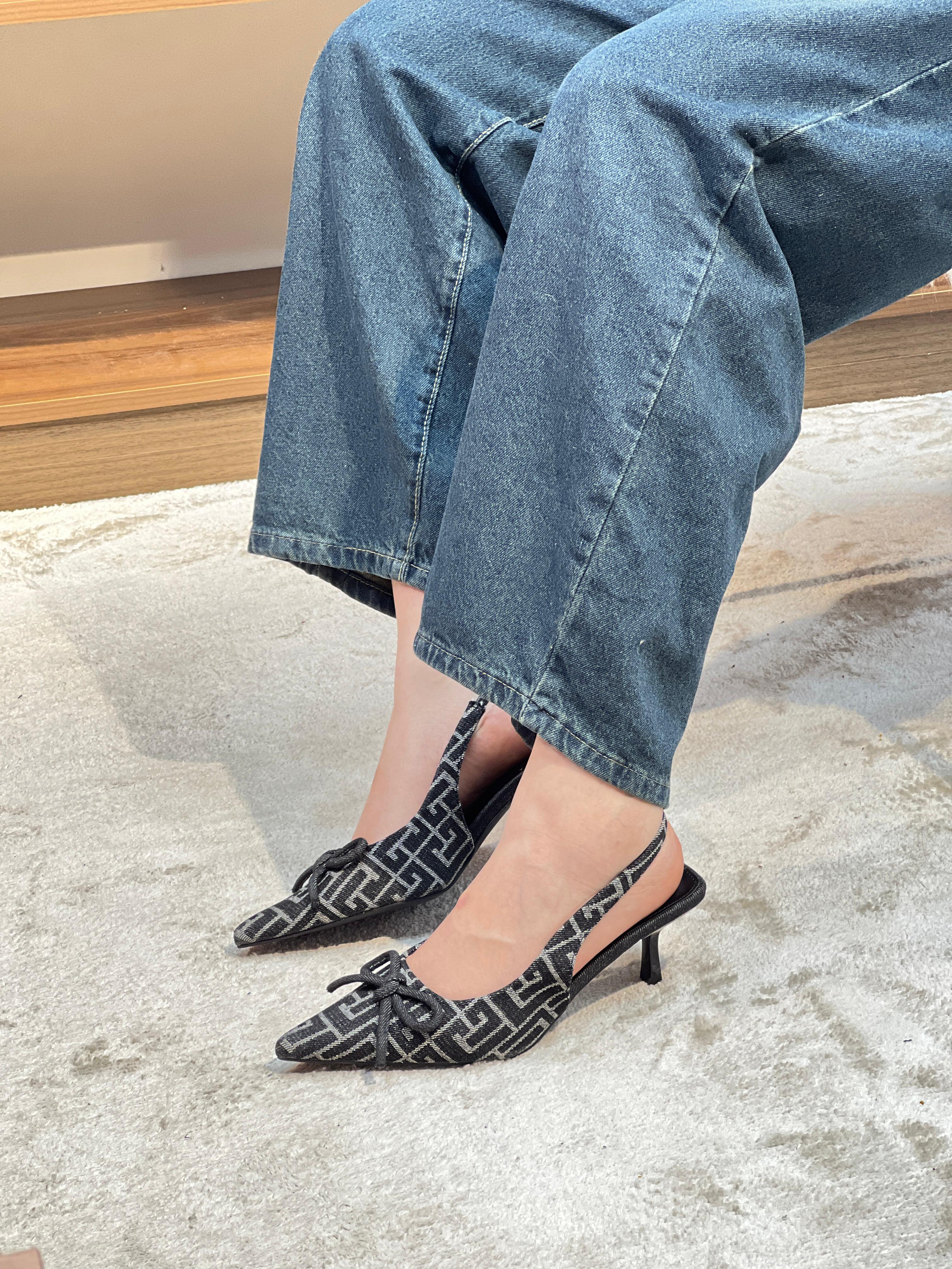 Escarpins ouverts avec petit talon et nœud décoratif