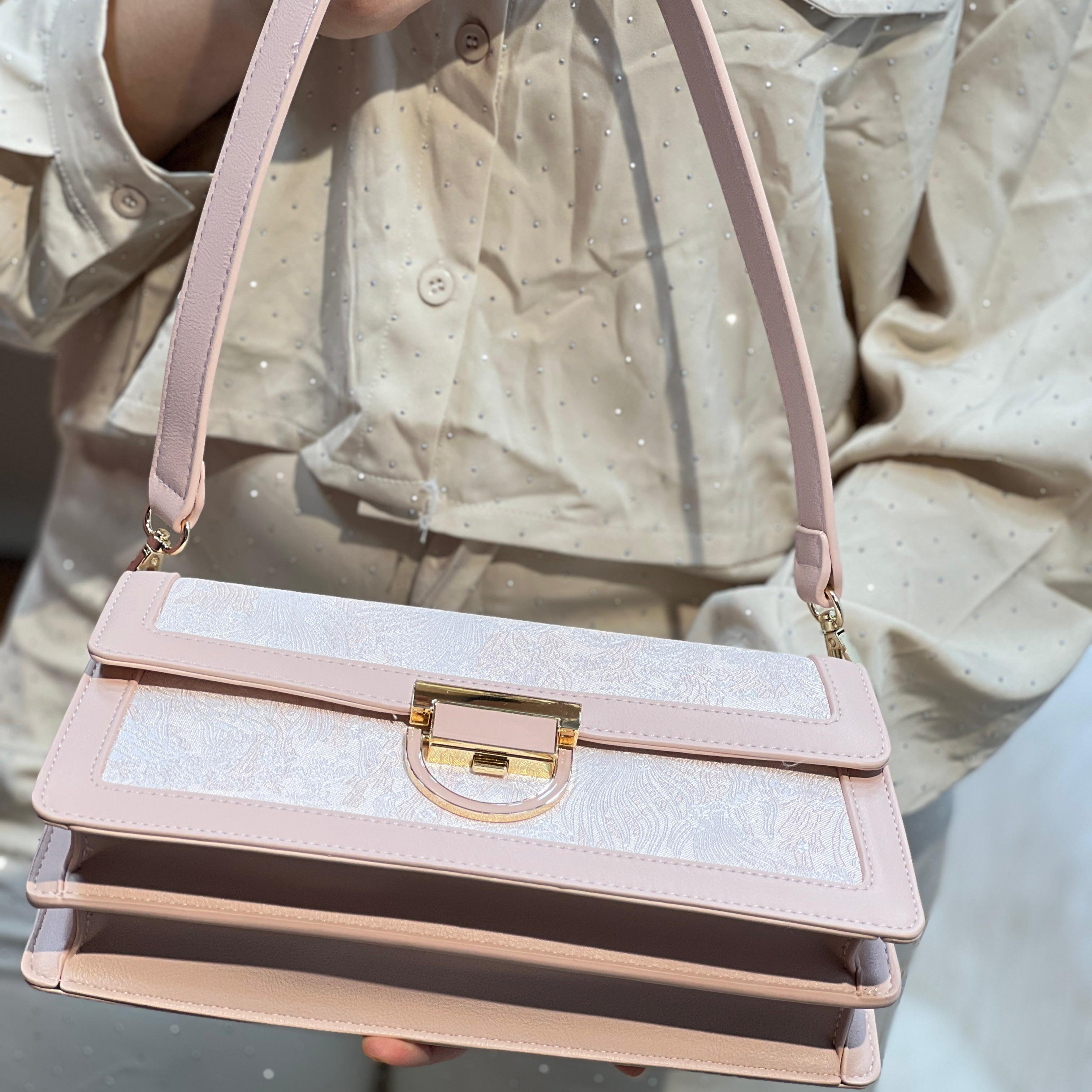 Sac à main élégant en tissu brodé et cuir