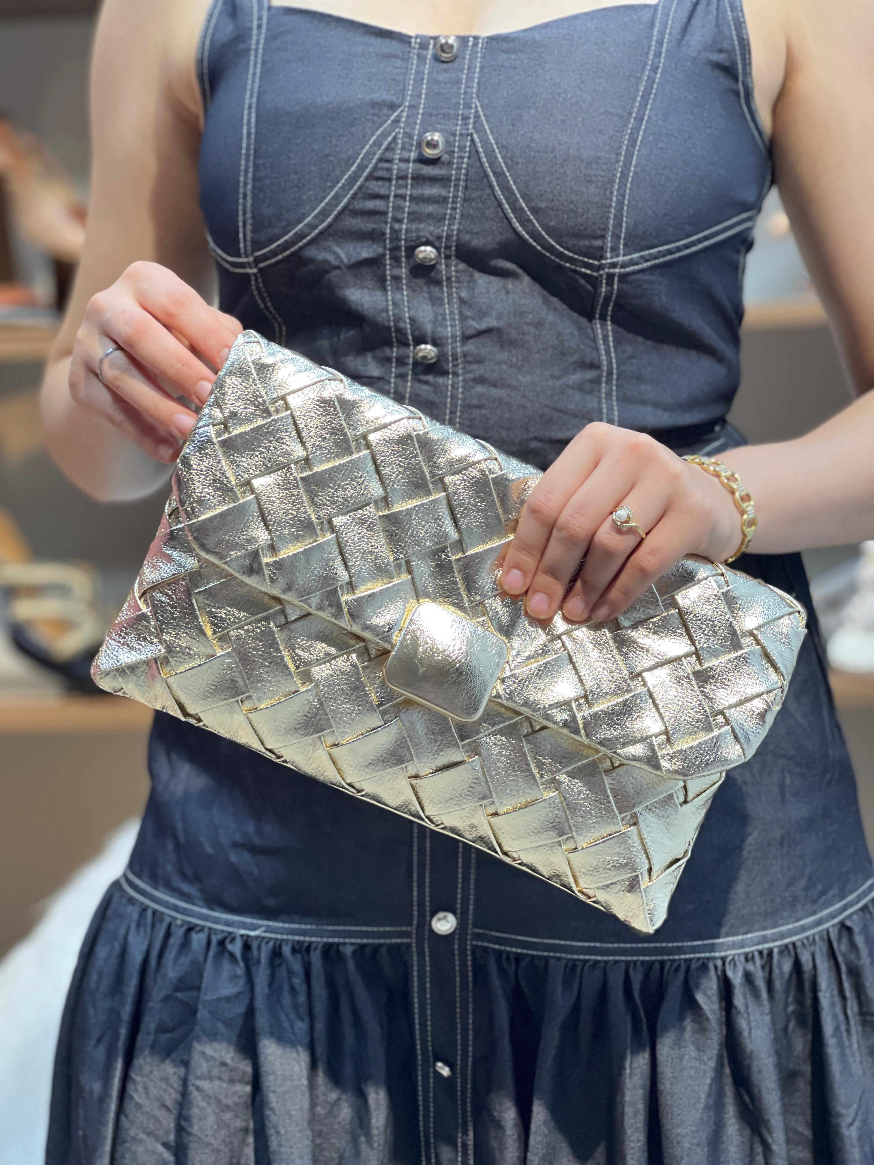 Pochette à rabat en similicuir argenté métallisé effet tissé