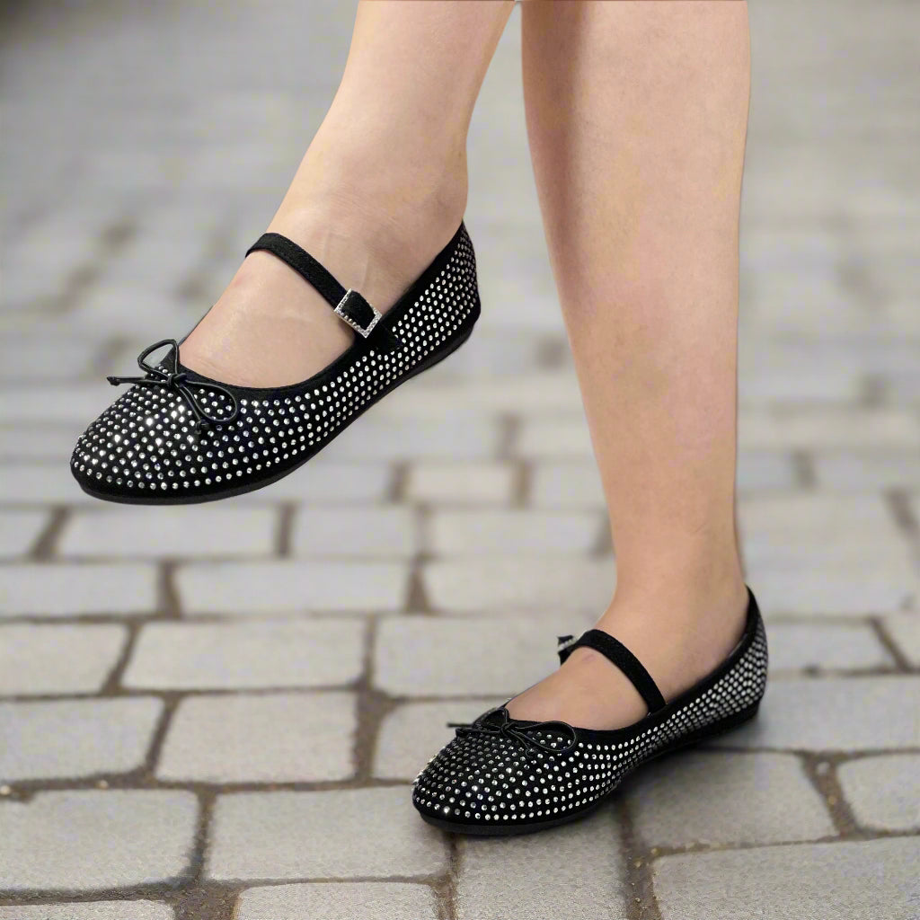 Ballerines à strass avec ruban décoratif et lanière ajustable.