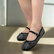 Ballerines à strass avec ruban décoratif et lanière ajustable.