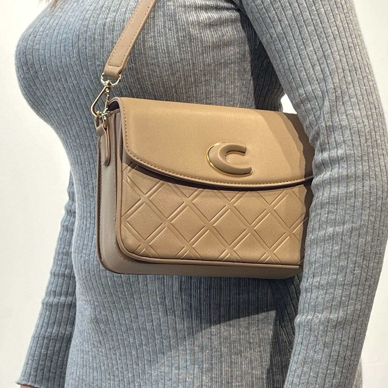 Sac à bandoulière matelassé est orné d'un grand logo "C"