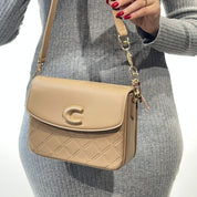 Sac à bandoulière matelassé est orné d'un grand logo "C"