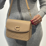 Sac à bandoulière matelassé est orné d'un grand logo "C"