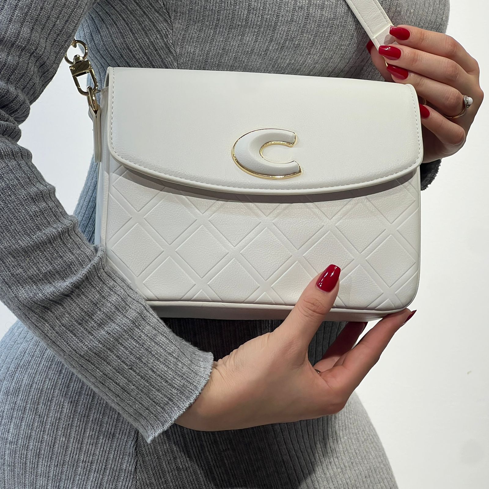 Sac à bandoulière matelassé est orné d'un grand logo "C"