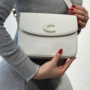 Sac à bandoulière matelassé est orné d'un grand logo "C"