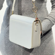 Sac à bandoulière matelassé est orné d'un grand logo "C"