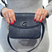 Sac à bandoulière matelassé est orné d'un grand logo "C"