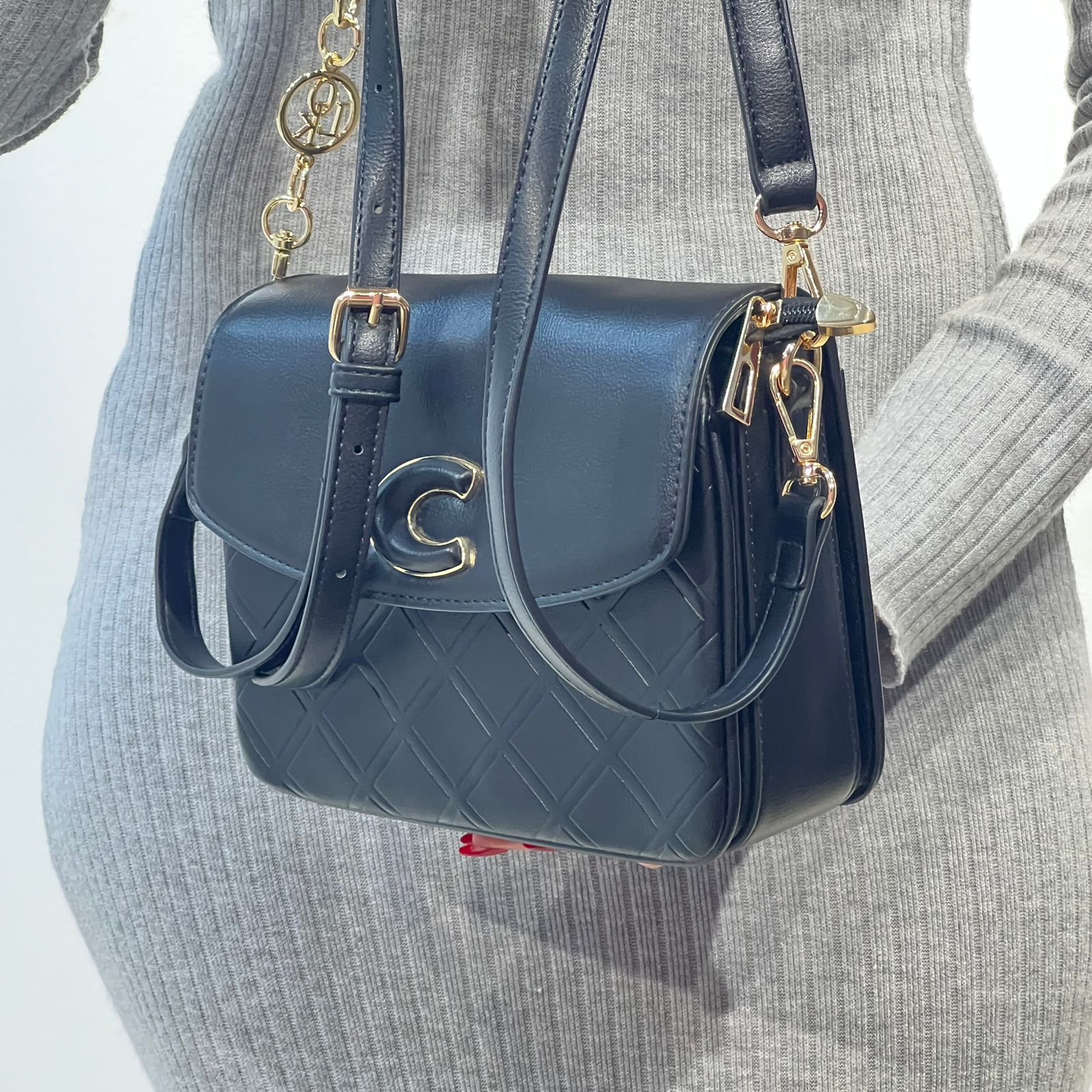 Sac à bandoulière matelassé est orné d'un grand logo "C"