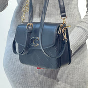 Sac à bandoulière matelassé est orné d'un grand logo "C"