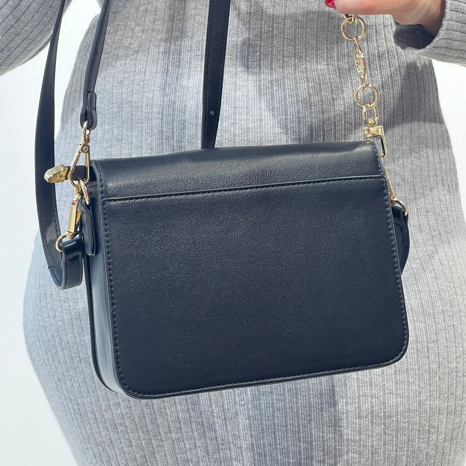 Sac à bandoulière matelassé est orné d'un grand logo "C"