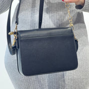 Sac à bandoulière matelassé est orné d'un grand logo "C"