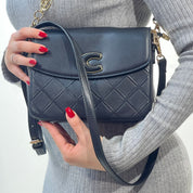 Sac à bandoulière matelassé est orné d'un grand logo "C"