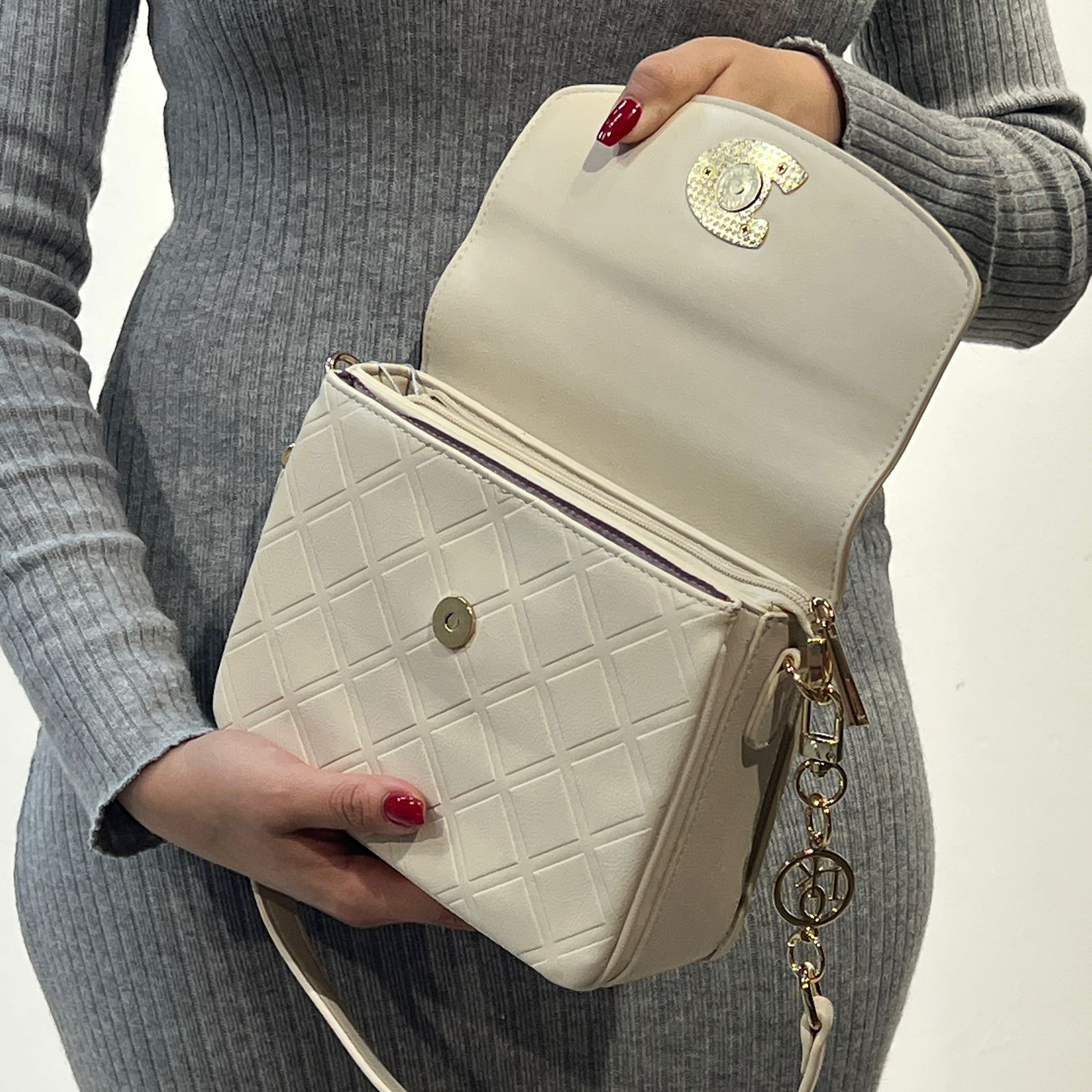 Sac à bandoulière matelassé est orné d'un grand logo "C"