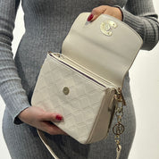 Sac à bandoulière matelassé est orné d'un grand logo "C"