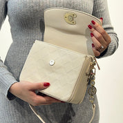 Sac à bandoulière matelassé est orné d'un grand logo "C"