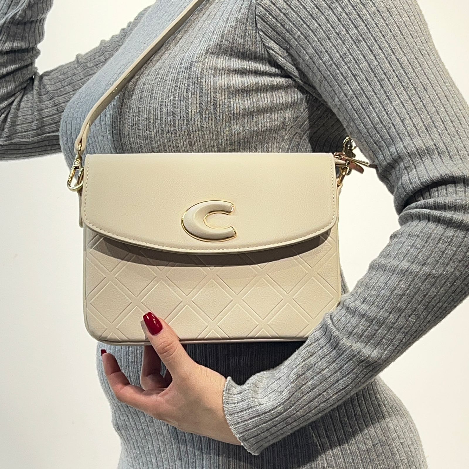 Sac à bandoulière matelassé est orné d'un grand logo "C"