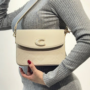 Sac à bandoulière matelassé est orné d'un grand logo "C"