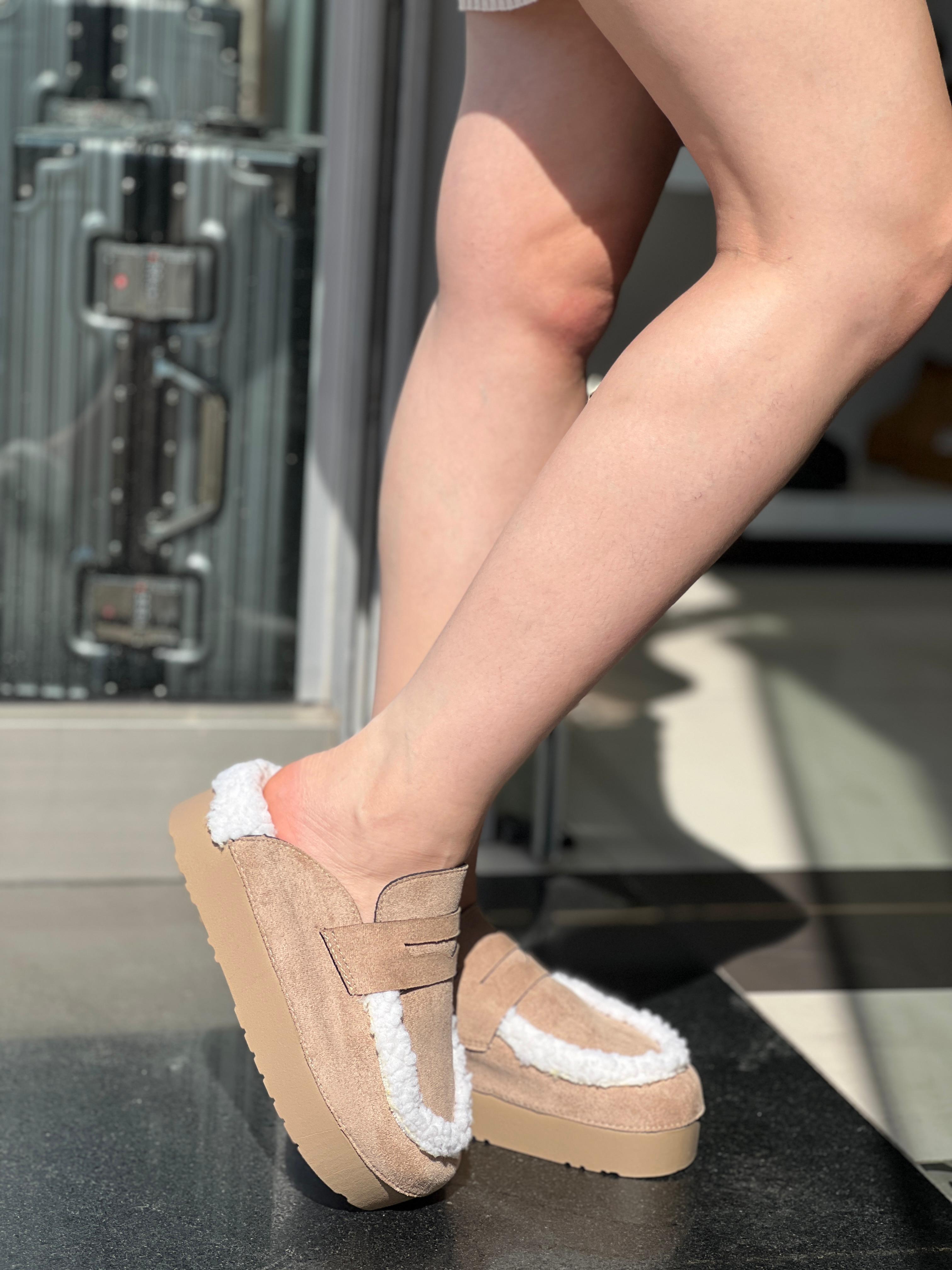 Sabot en suédine cuir fourrée à plateforme et semelle crantée