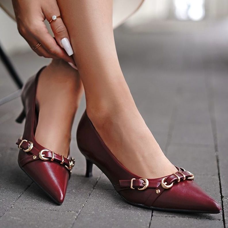 élégantes escarpins avec talon biseauté et détails de boucles dorées