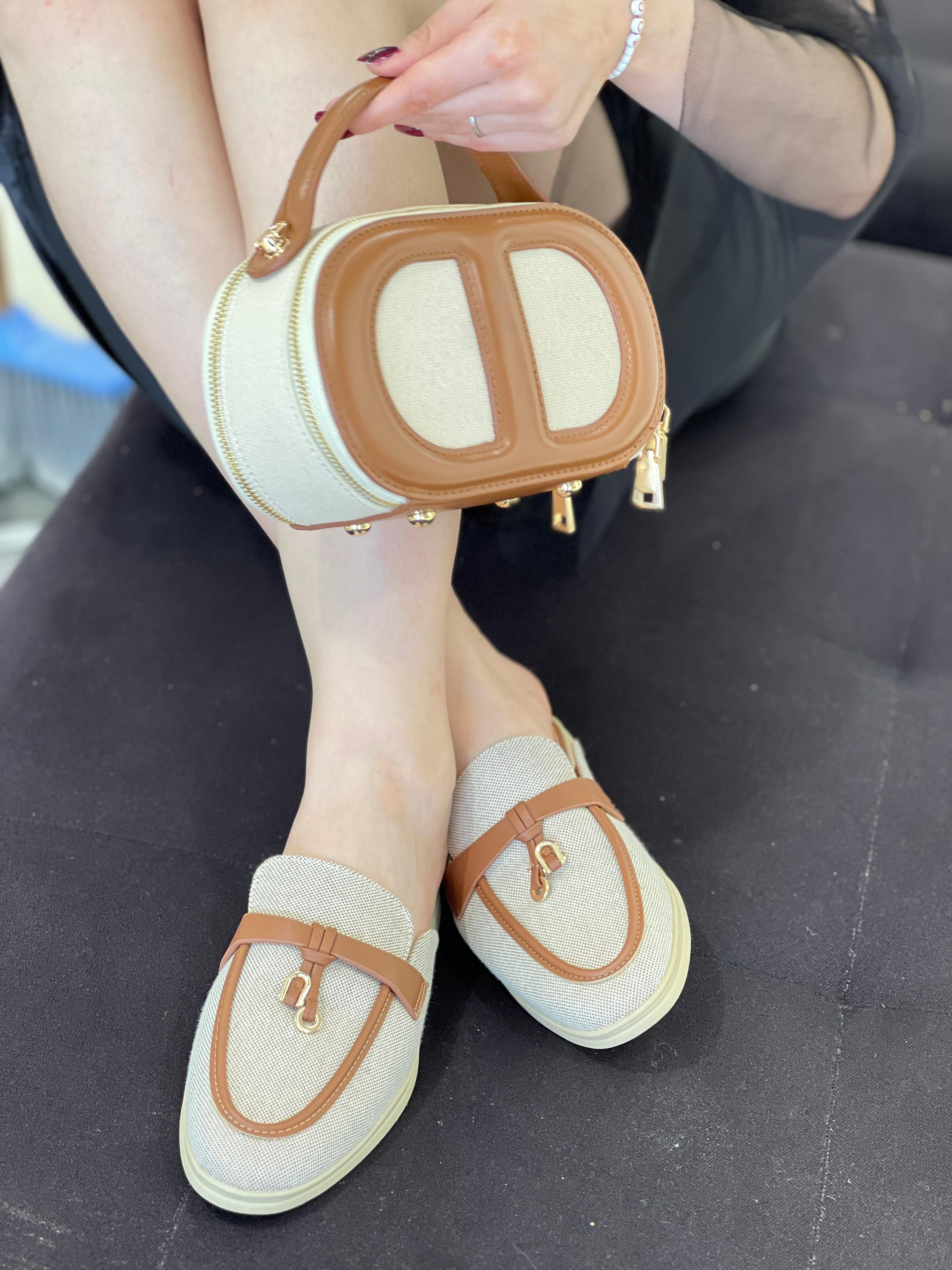 Cet ensemble élégant combien le confort des babouches  et le chic d'un sac à main raffiné