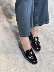 Mocassin en cuir verni noir avec ornement métallique