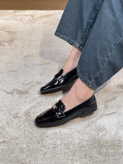 Mocassin en cuir verni noir avec ornement métallique