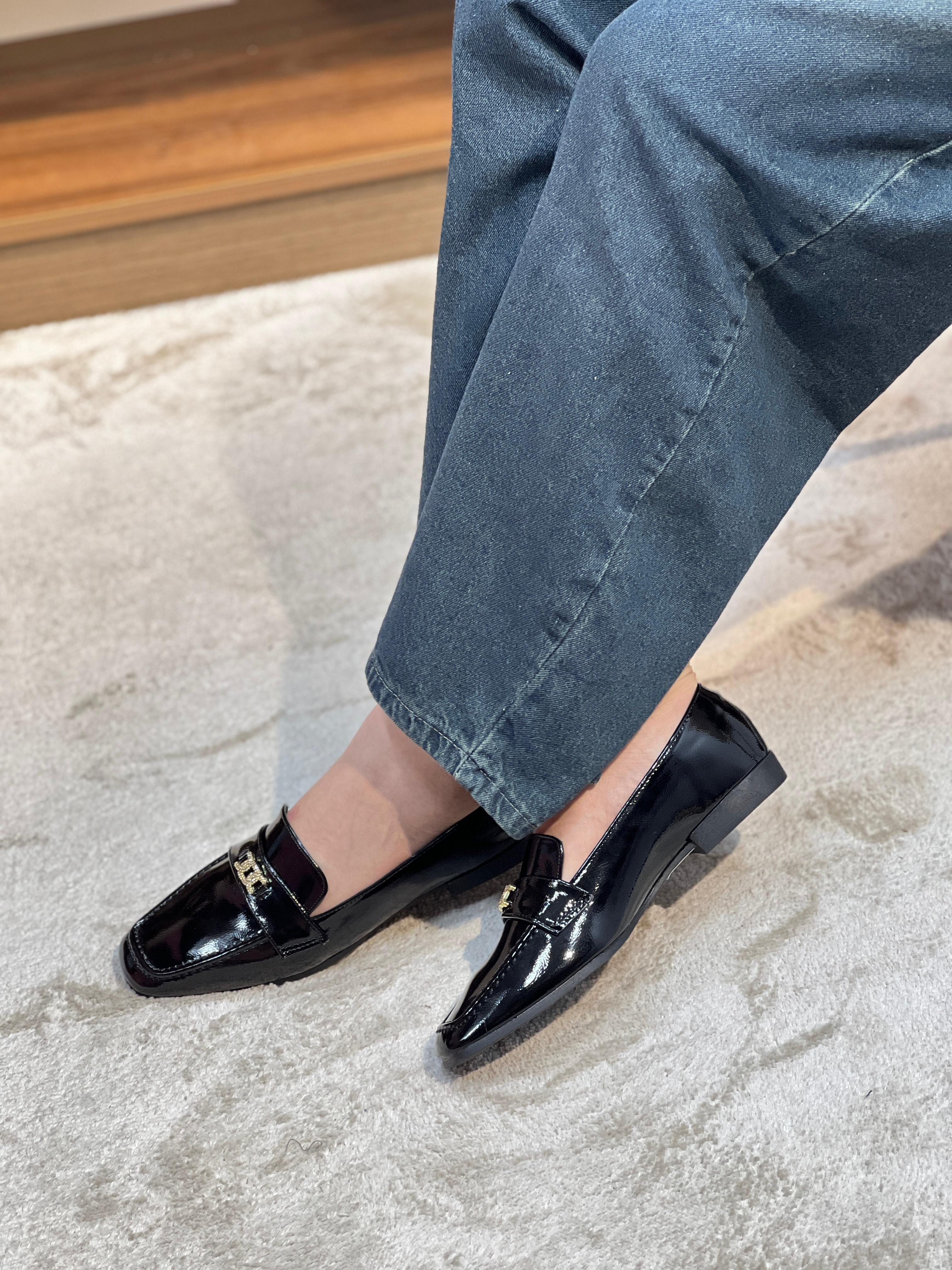 Mocassin en cuir verni noir avec ornement métallique