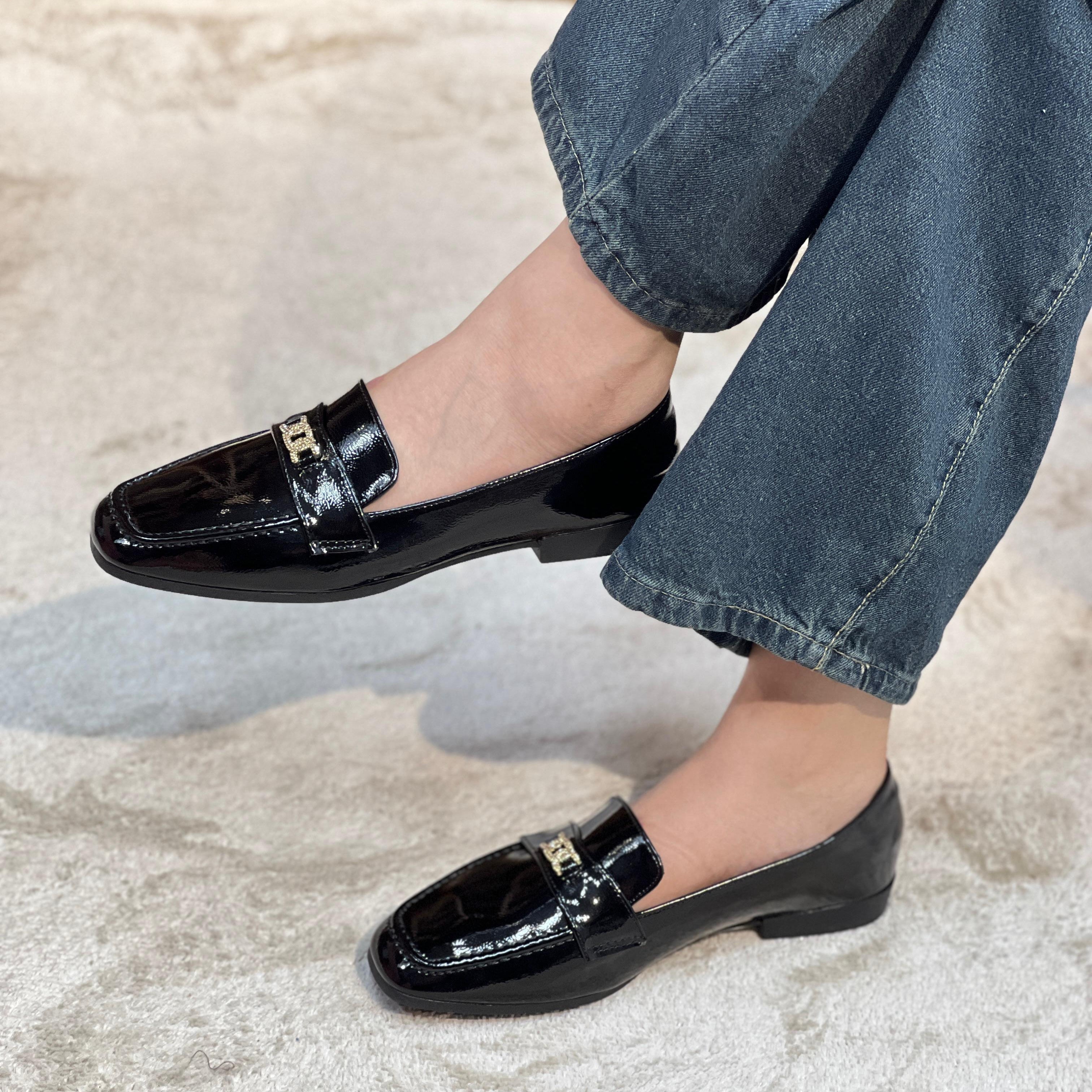 Mocassin en cuir verni noir avec ornement métallique