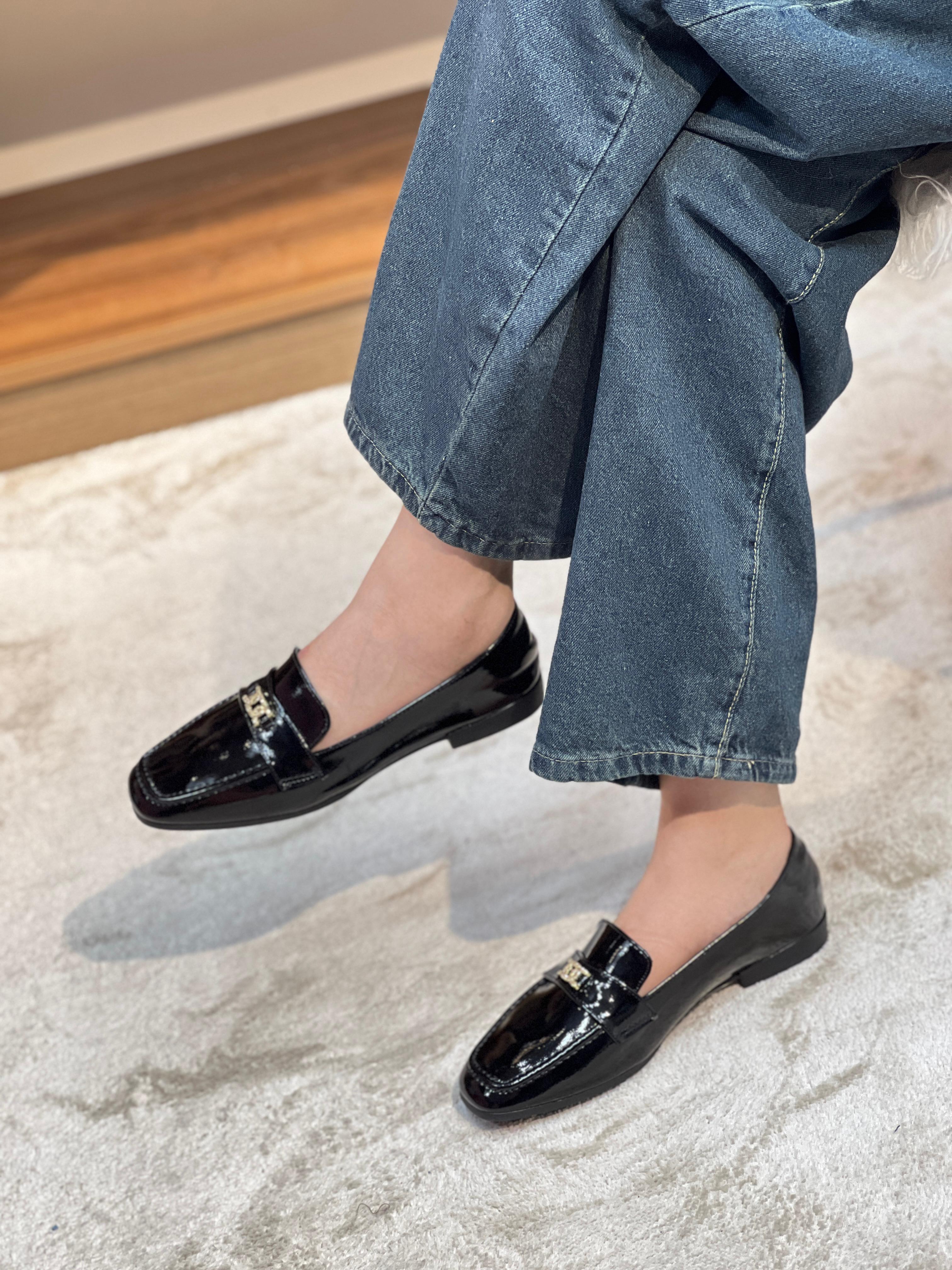 Mocassin en cuir verni noir avec ornement métallique