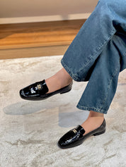 Mocassin en cuir verni noir avec ornement métallique