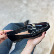 Mocassin en cuir verni noir avec ornement métallique