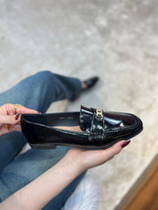 Mocassin en cuir verni noir avec ornement métallique