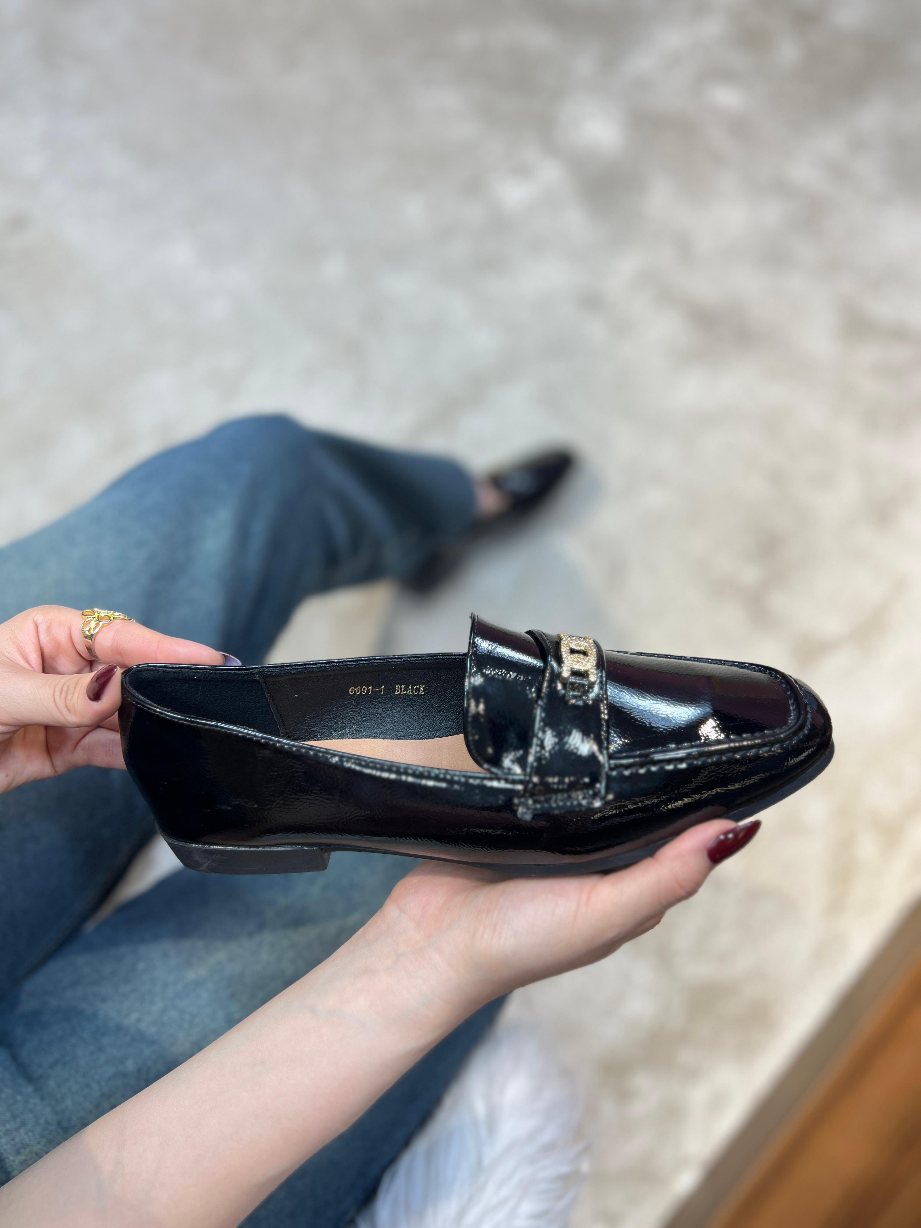 Mocassin en cuir verni noir avec ornement métallique
