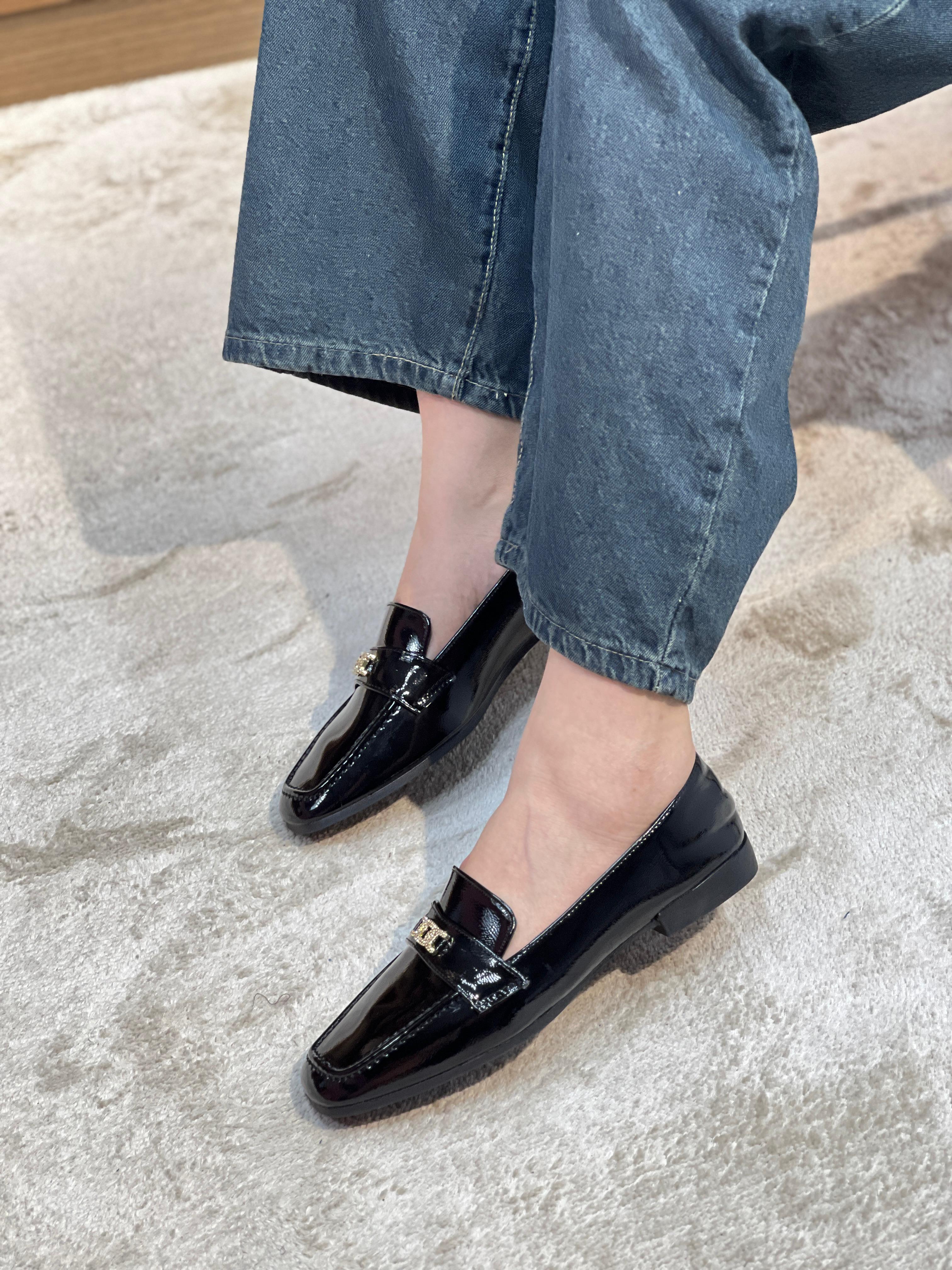 Mocassin en cuir verni noir avec ornement métallique