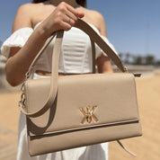 Pochette noire avec anse et bandoulière décorée de détails dorés