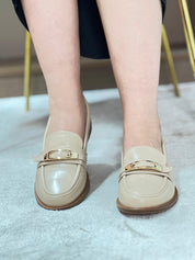 Mocassins classiques à bride métallique  finition lisse et semelle plate.