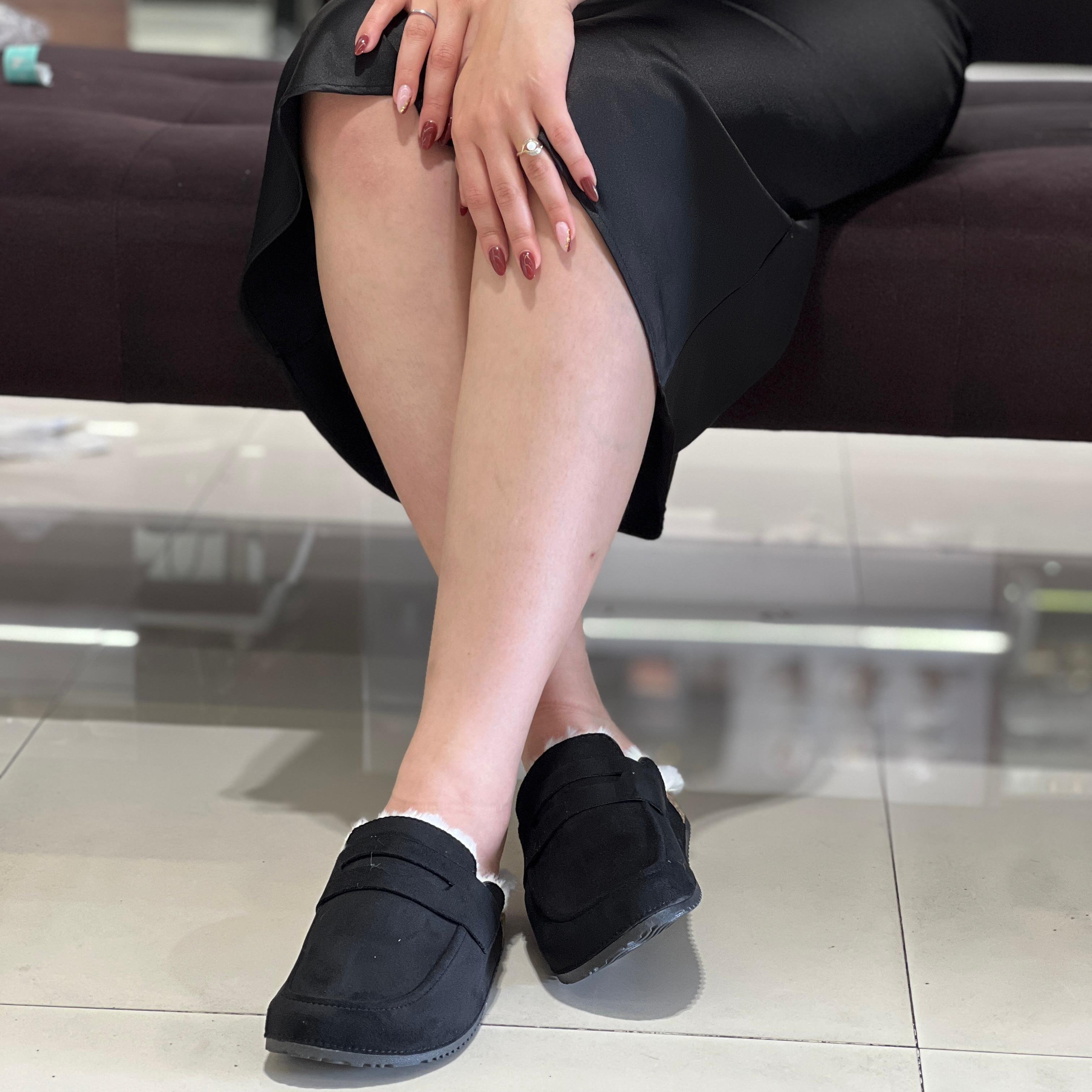 Sabot en simili-suède  avec semelle en liège ,bordure en fourrur