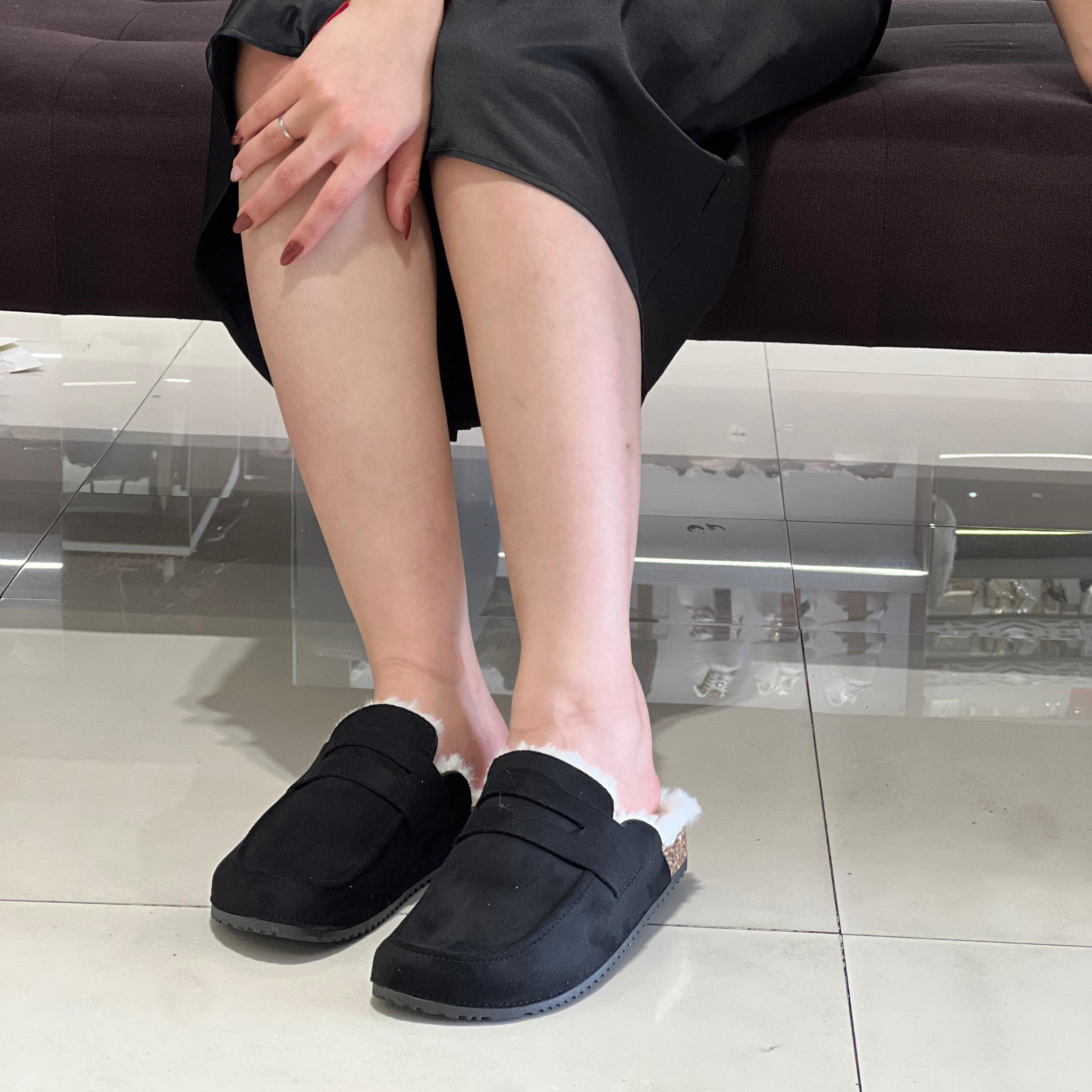 Sabot en simili-suède  avec semelle en liège ,bordure en fourrur