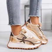 Baskets dorées avec détails marron et semelle épaisse