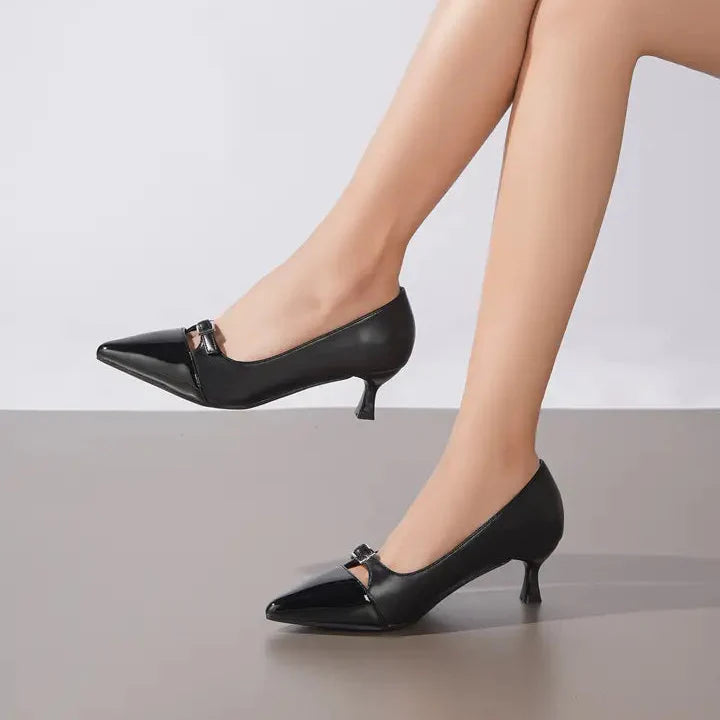 Escarpins à bride à la cheville à bout pointu