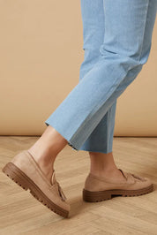 Mocassin en daim noir avec pompon