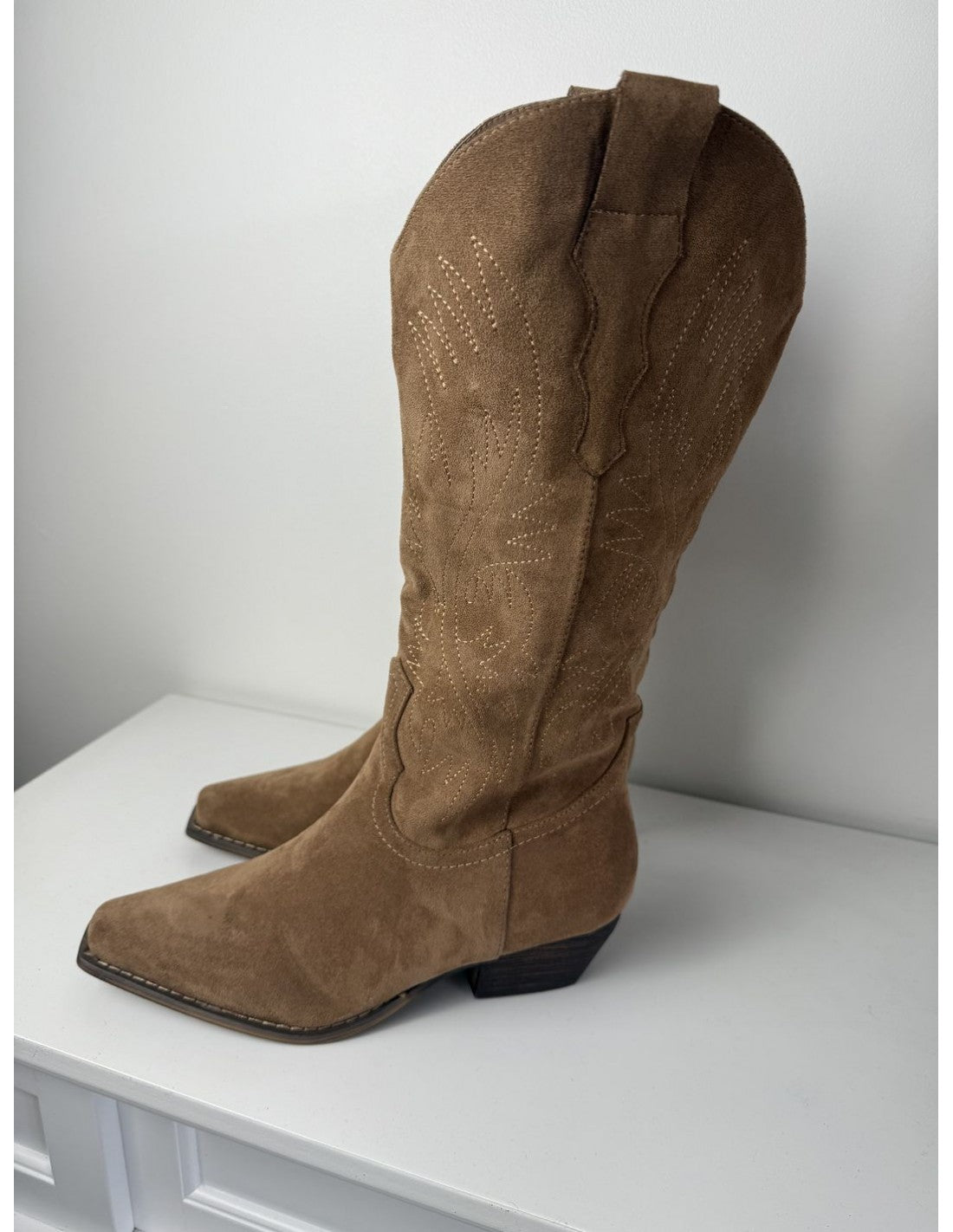 Bottes cowboy mi-mollet en faux suède brodé