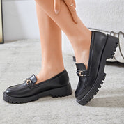 Mocassins femme avec détail doré et semelle crantée épaisse