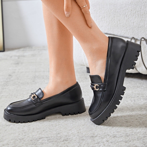 Mocassins femme avec détail doré et semelle crantée épaisse