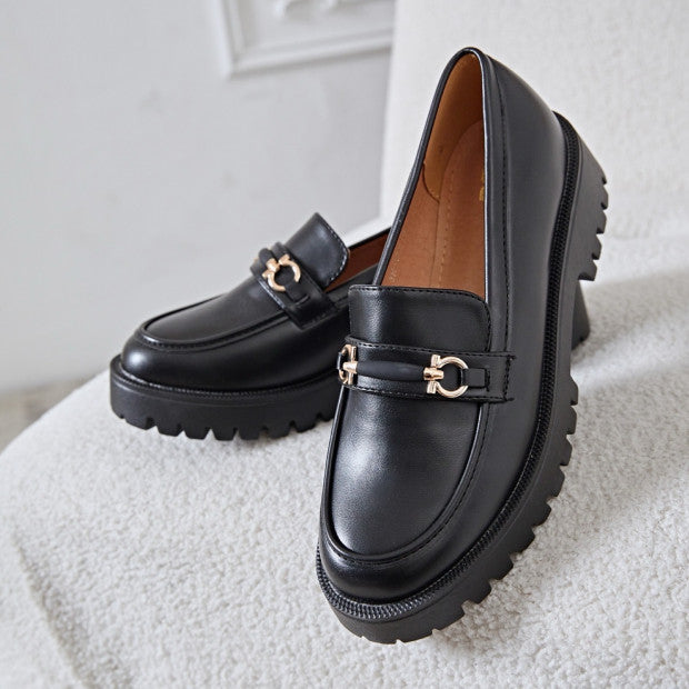 Mocassins femme avec détail doré et semelle crantée épaisse