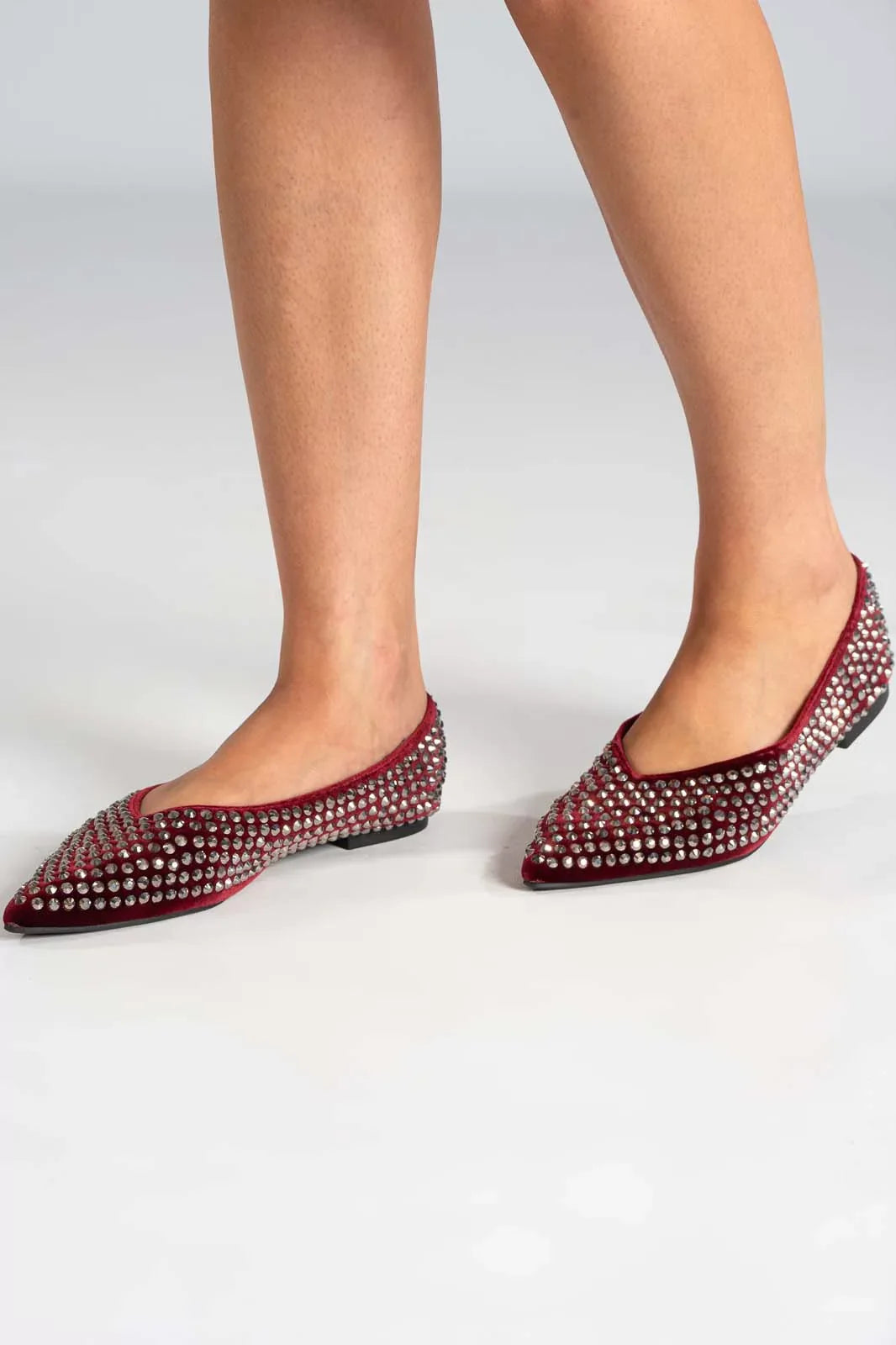 Ballerines en suédine à strass argentés et bout pointu