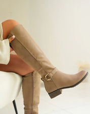 Botteshautes avec lanière et boucle détails en daim