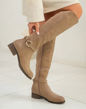Botteshautes avec lanière et boucle détails en daim